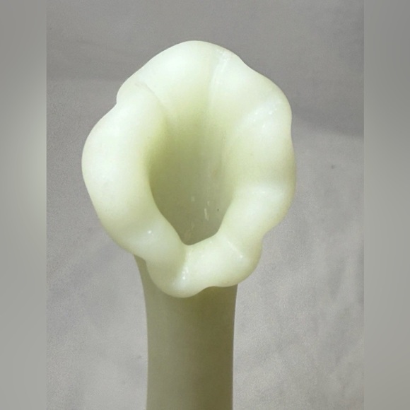 Fenton Vintage Uranium Bud Vase UV Reactive Custard Art Floral Glass Footed EUC - Picture 7 of 10